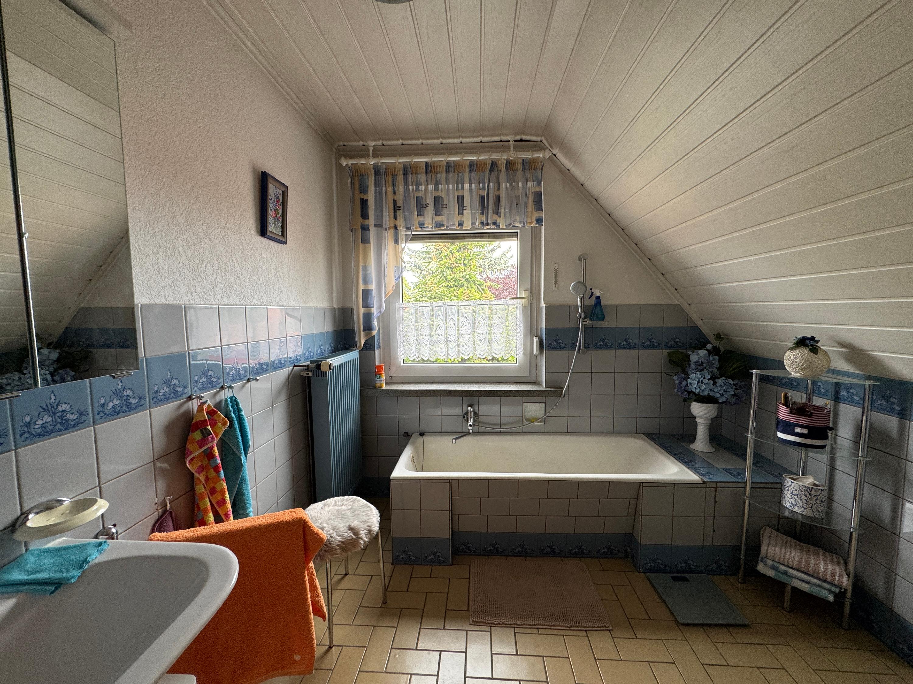 Bad mit Wanne im OG