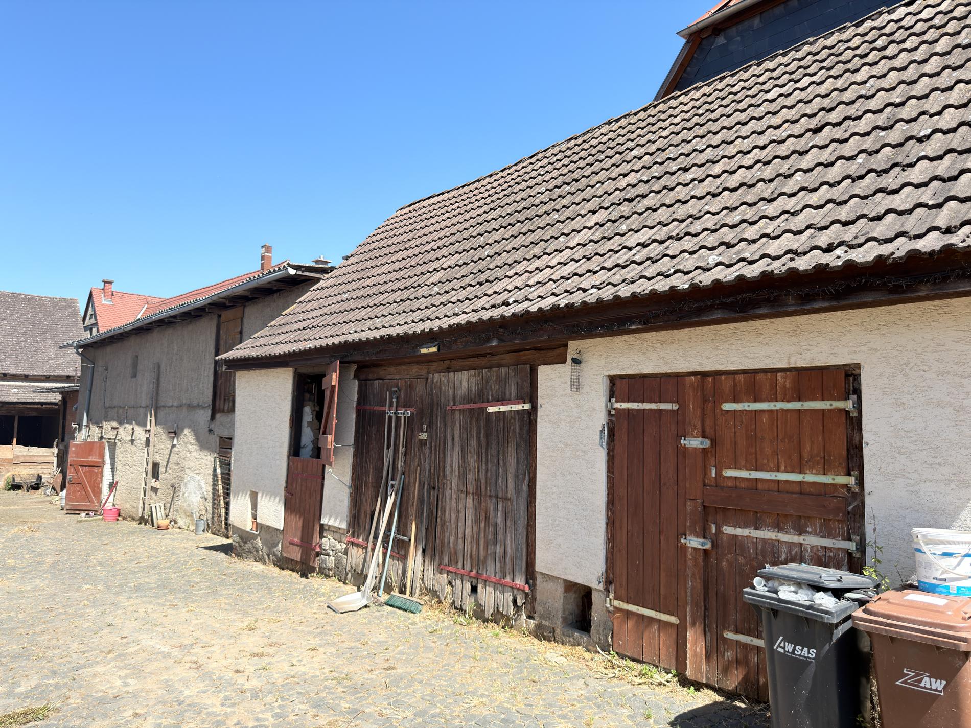 Wohnen mit Pferden – ländliches Anwesen mit ca. 163 m² Wohnfläche, Stallungen und Scheune – Bild 3